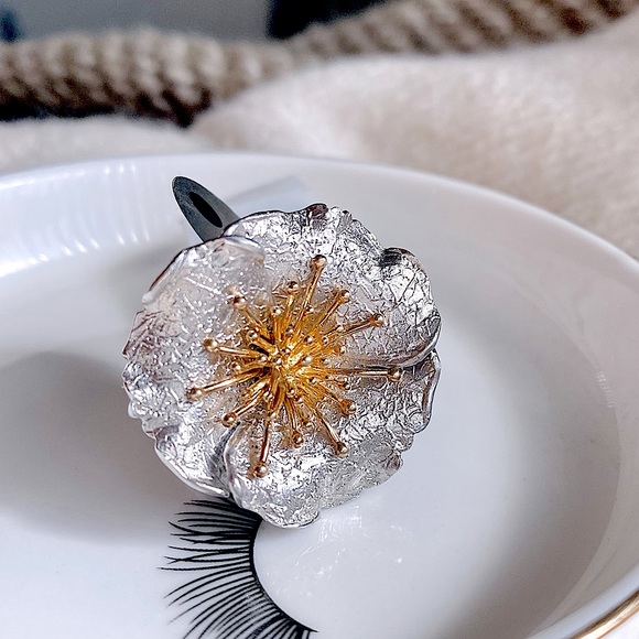 Giani Bernini Two-tone Hibiscus Flower Ring - Picture 3 of 15